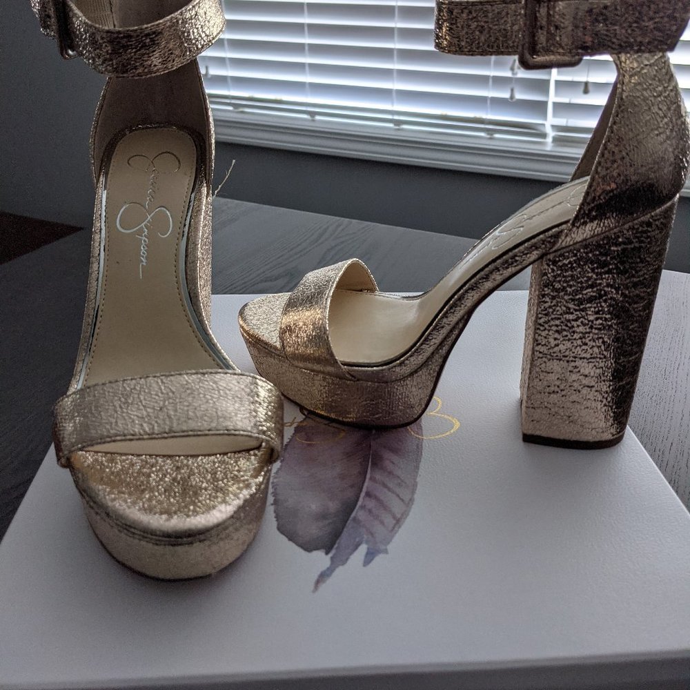 Jessica Simpson Gold shoes 8 medium